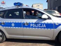 policjanci siedzący w policyjnym radiowozie