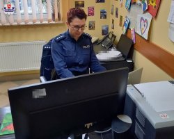 Policjantka prowadząca spotkanie on line