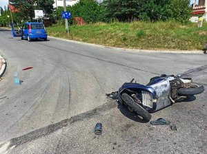 Skrzyżowanie ulic miejsce wypadku uszkodzone pojazdy