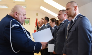 Komendant Wojewódzki wręcza policjantom akty mianowania