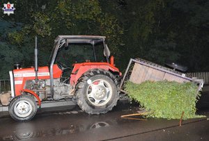 ciągnik i przewrócona przyczepa