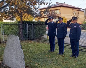 delegacja oddaje honor przy tablicy pamiątkowej