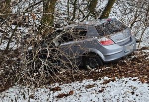 samochód stojący w rowie