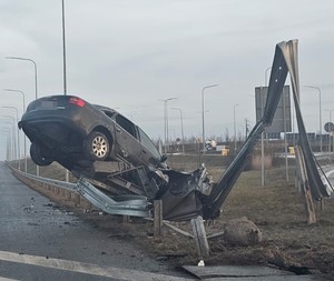 auto zawieszone na barierkach