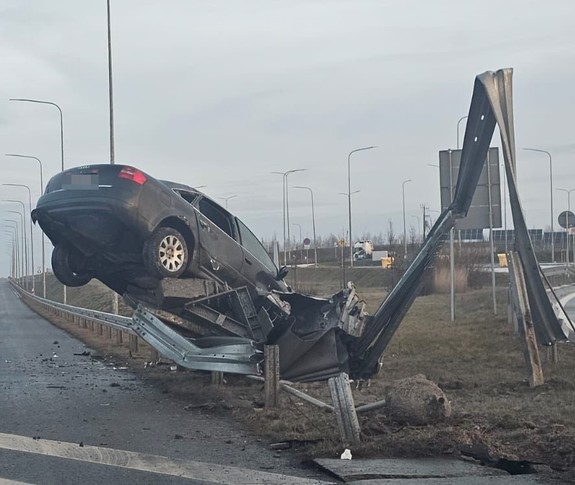 auto zawieszone na barierkach