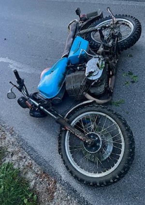 motocykl leżący na jezdni