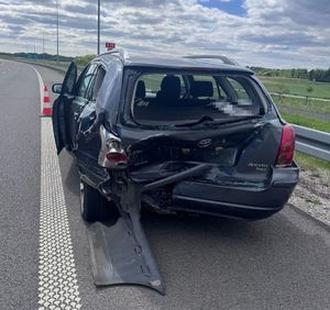 rozbite auto stojące na drodze