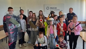 grupa dzieci z policjantami