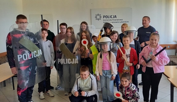 grupa dzieci z policjantami