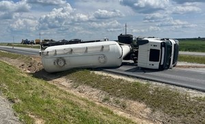 samochód ciężarowy leżący na drodze
