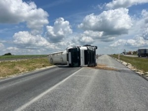 samochód ciężarowy leżący na drodze