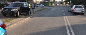 stojące na poboczu i na drodze samochody osobowe oraz lezący na drodze motocykl