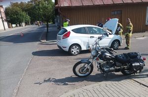 droga, miejsce zdarzenia, motocykl i samochód osobowy