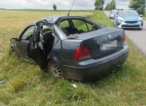 miejsce wypadku, stojący w rowie rozbity samochód
