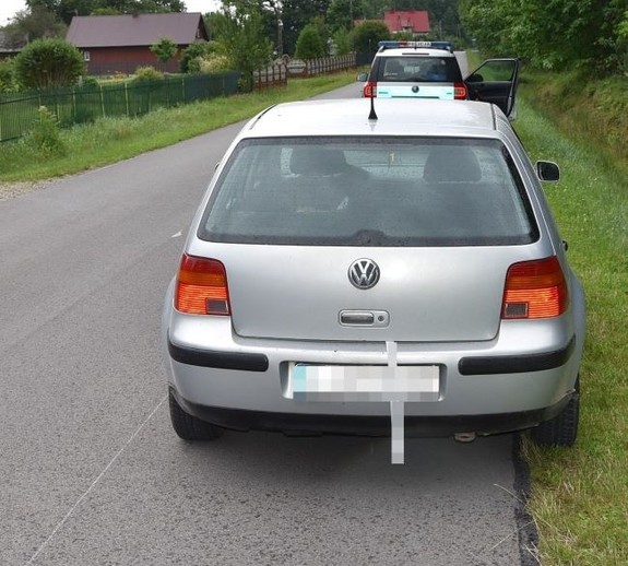 auto stojące na poboczu