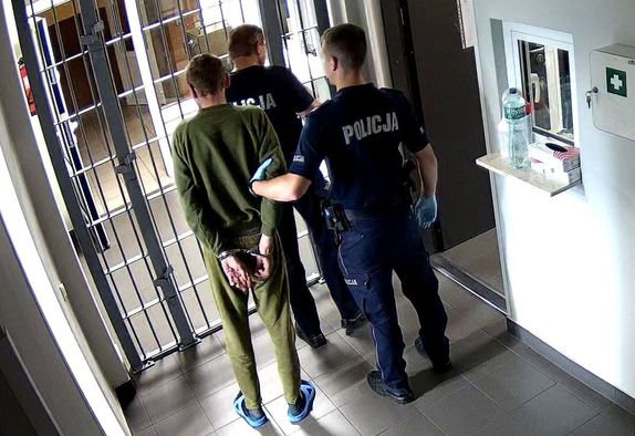 policjanci z zatrzymanym mężczyzną