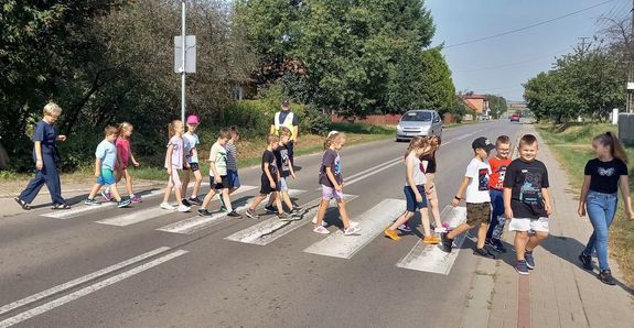 dzieci przechodzą przez przejście dla pieszych
