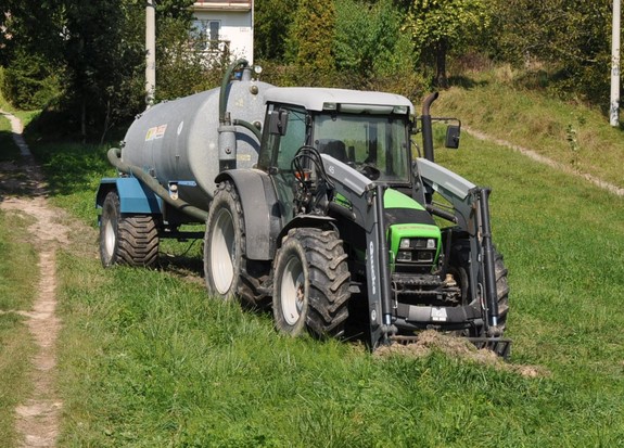 ciągnik z beczką