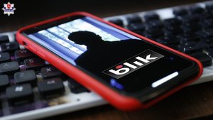 telefon leżący na klawiaturze ekran telefonu z napisem blik