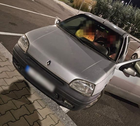 samochód stojący na parkingu