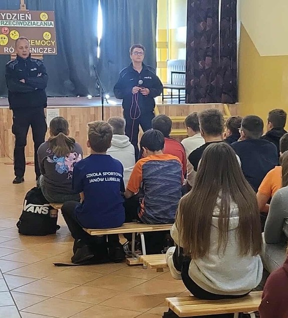 policjanci na spotkaniu z młodzieżą w szkole