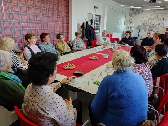 policjanci podczas spotkania z seniorami