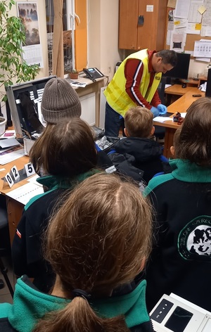 technik kryminalistyki zdejmuje ślady wokół młodzież