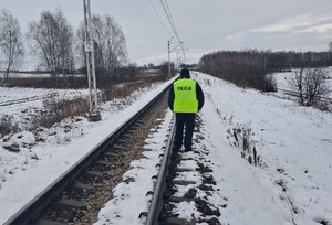 policjant patrolujący linię kolejową