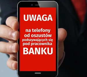 ekran telefonu na czerwonym tle biały napis uwaga na telefony od oszustów podszywających się pod pracownika banku
