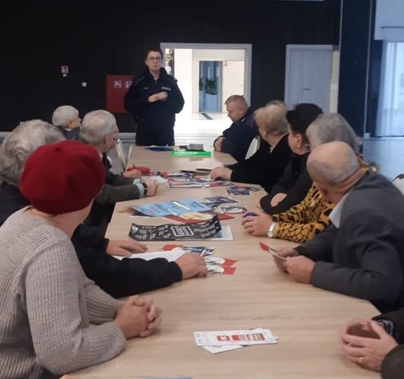 seniorzy na spotkaniu z policjantami