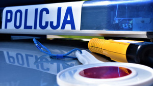 znak do zatrzymywania pojazdów i urządzenie do pomiaru stanu trzeźwości na dachu oznakowanego radiowozu.