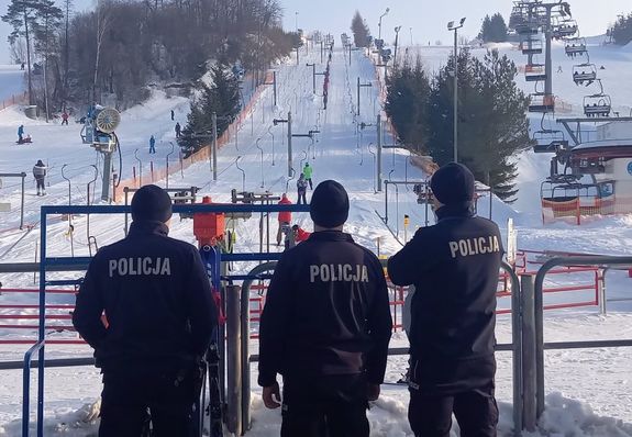 policjanci na stoku narciarskich