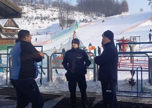 policjanci rozmawiają z właścicielem stoku