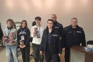 policjanci i wolontariusze wielkiej orkiestry świątecznej pomocy