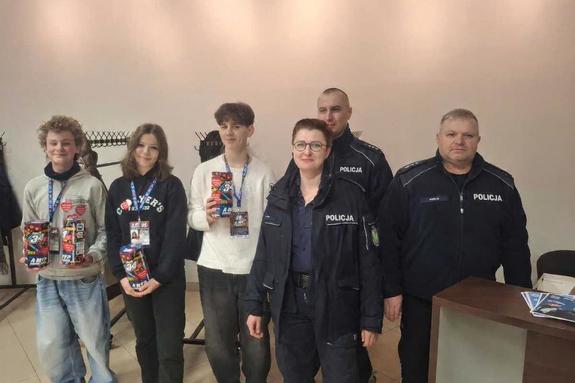 policjanci i wolontariusze wielkiej orkiestry świątecznej pomocy