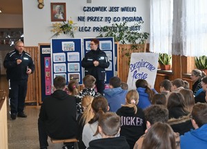 policjant i policjantka na spotkaniu z dziećmi i młodzieżą.