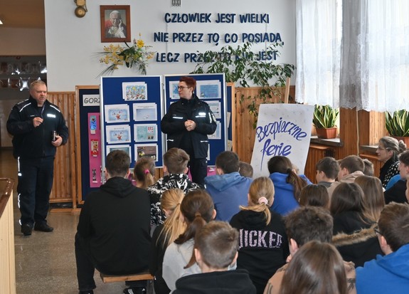 policjant i policjantka na spotkaniu z dziećmi i młodzieżą.