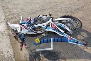 motocykl typu cross lezący an poboczu