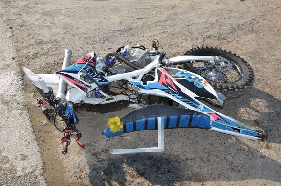 motocykl typu cross lezący an poboczu