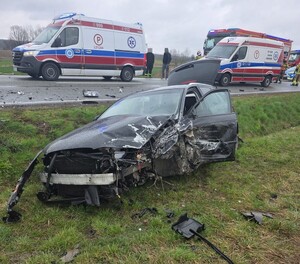 rozbity samochód w tle karetki pogotowia