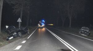 droga, miejsce zdarzenia drogowego w rowie dwa rozbite samochody