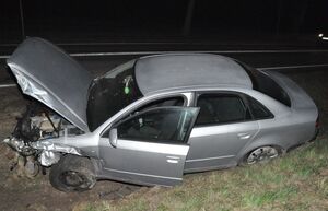 rozbity samochód lezący w rowie