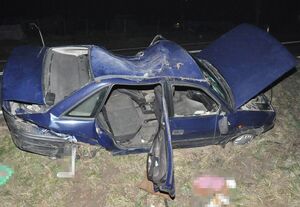 rozbity samochód leżący w rowie