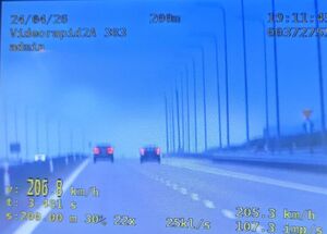 pomiar prędkości z wideorejestratora w oddali auto