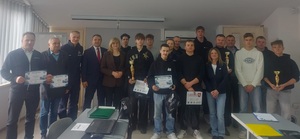 grupa młodzieży, zdjęcie grupowe uczestników turnieju