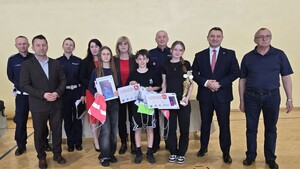 grupowe zdjęcie uczestników turnieju, policjanci uczniowie i wychowawcy