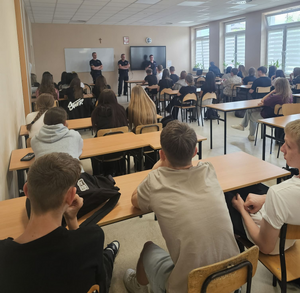 sala lekcyjna spotkanie z policjantami