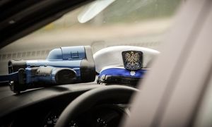 urządzenie do pomiaru prędkości na podszybiu policyjnego radiowozu w tle policyjna czapka