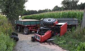 przewrócony ciągnik rolniczy