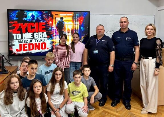 grupowe zdjęcie uczniów i policjantów na spotkaniu